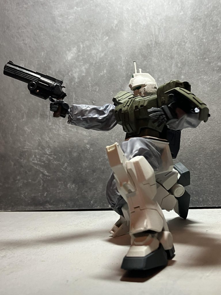 2課のハンガーは柘植のグループの襲撃に合い、MSは大破だが後藤隊長と、こうなる事を予測していた整備部は八王子工場でデータ収集用の98式MSを軍用MSとも対峙出来るようにリアクティブアーマーとシーリングカバーを装着98式MSのコードで工場から運搬すると追って掛そうだったので整備班のアイデアでez-8と命名したez-8と元特車2課のメンバーと南雲隊長は今回の首謀者の逮捕に向け13号埋立地に出発したのだった 警視庁警備部特科車両二課整備班 班長 シバシゲオ