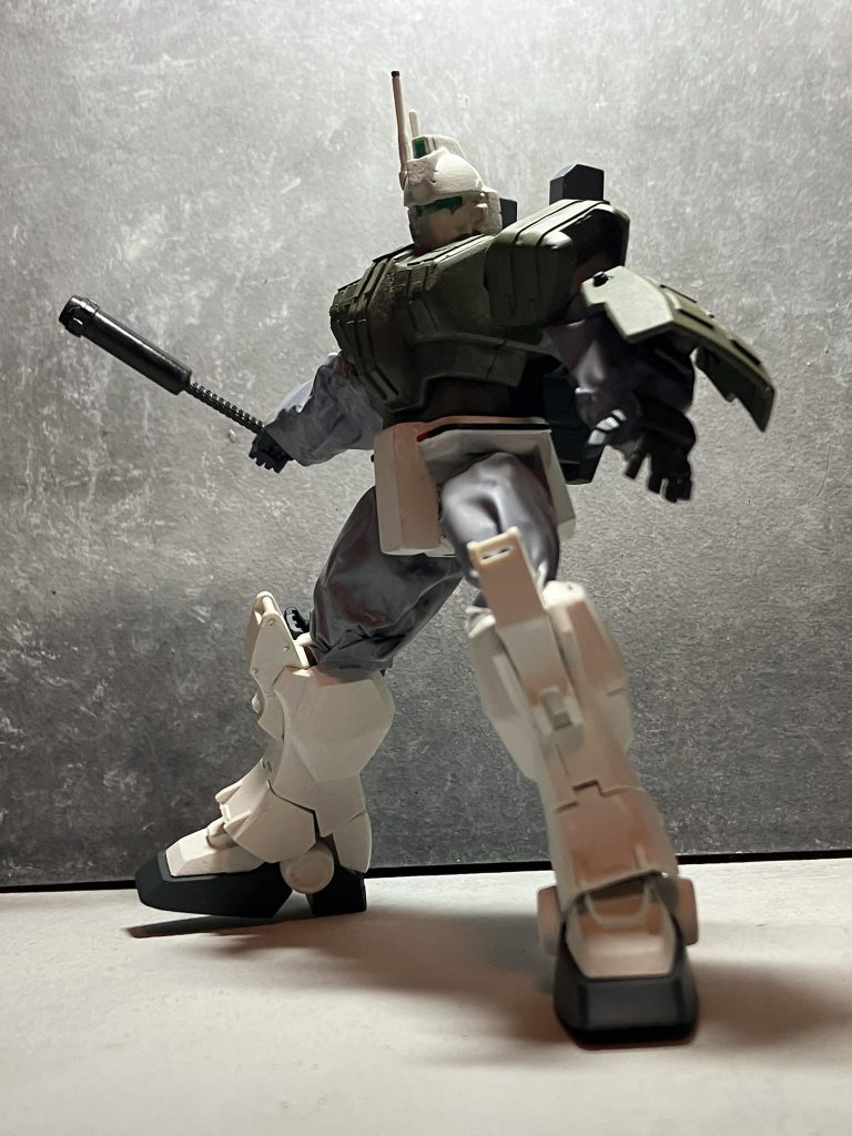 電磁警棒も持たせてありますシールドに収納出来るようにもなってます