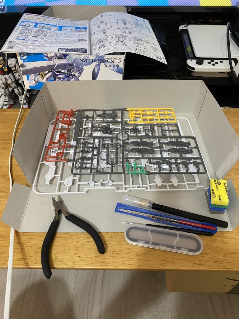 リビングファクトリーなため、箱にゴミが溜まるように作業してます。作業部屋欲しいなー。