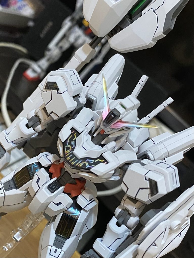 ブレードアンテナはシャープ化工作しました。バックパックのバーニア前面の排気口?の縁はガンダムマーカーメッキシルバー。塗装後につや消ししたので輝きは無くなりました。落ち着いているのでアリっちゃアリか。