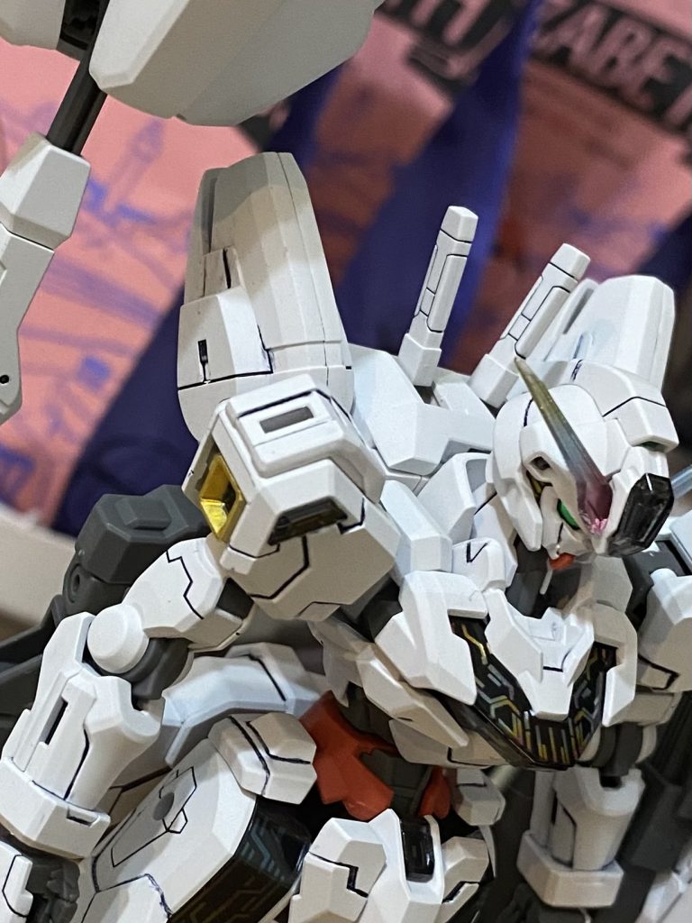 肩アーマーのスラスターはガンダムマーカーイエローゴールド。上記同様落ち着いた仕上げになっております。