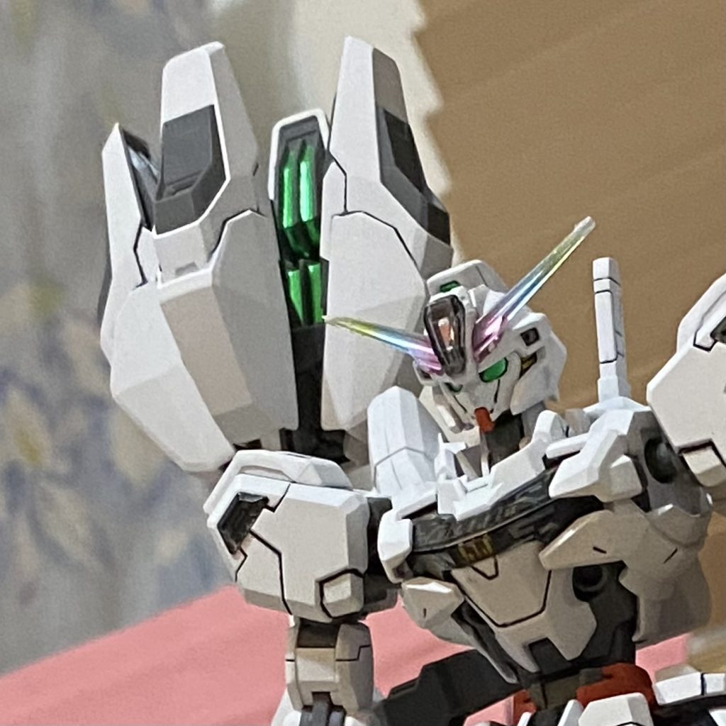 箒のシール貼りにスーパー苦戦。超細長台形に最初気付かなくて、逆向きに貼ったりしてました…トサカセンサーとカメラアイは光沢シールなので、パーツ自体外してトップコート処理後、分解して再組み。