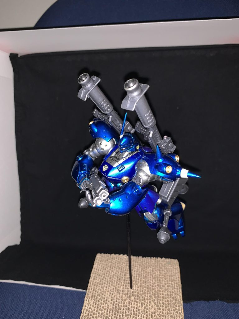 撮影ブースがなかったので、ガンプラの箱の裏に黒い布を貼って憧れの「低空飛行」を目指してましたw