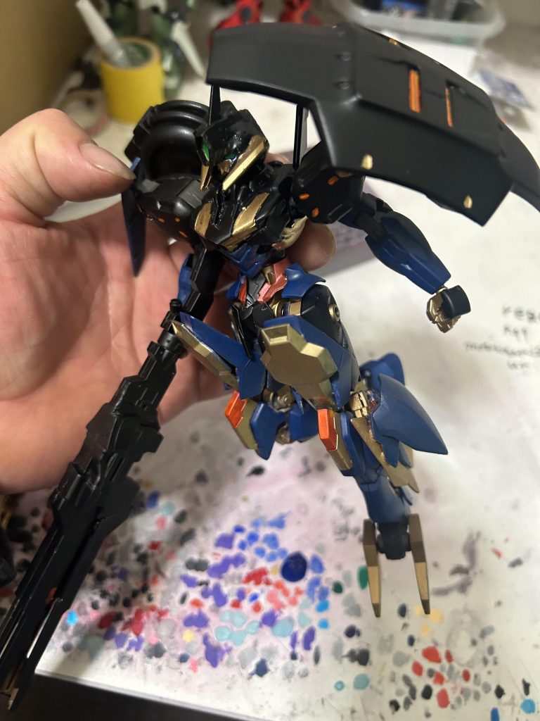 以前製作中のやつを完成まで持っていけました。かなり悩んでいろいろいじってたりしましたが、なんとか完成までいけてよかったです。ちなみに会社の先輩に写真見せたらエウレカセブンかコードギアスに出そうと言われましたが、何を言ってもガンダムです、V字アンテナないけどガンダムですって言っておきましたw