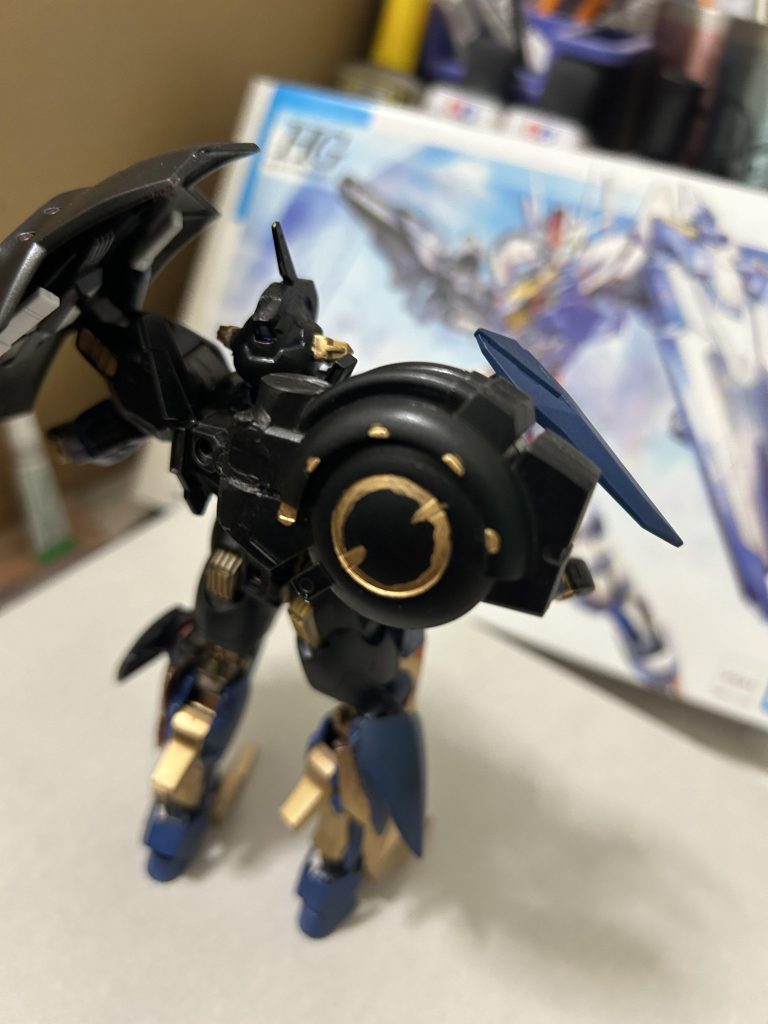 背中にエネルギータンクがあり、高火力武器の生命線になる場所で、弱点でもあります。