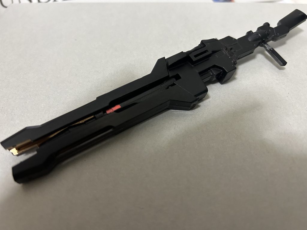 主武装は可変式バスターライフルで、写真の状態がライフルモードで、精密射撃などをする時にこのモードを使用します。