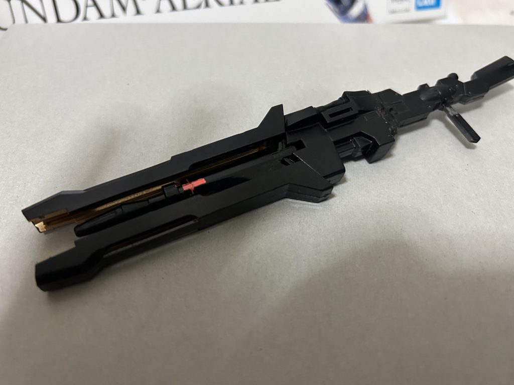 銃身が展開してる今の状態がバスターモードで、オブリヴィオンに搭載されてるエネルギータンクからエネルギーを供給し、高威力の砲撃を発射が可能。