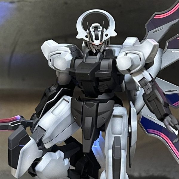 ガンダムシュバルゼッテHG  初投稿です！初めてグラデーション塗装に挑戦してみました。グラデーションの塩梅が分からないですね(@_@)また、ブラックライトも購入したので光らせてみました！埃も一緒に光ってしまうので注意です。トップコートとデカールをしたら、もうすぐ完成します！