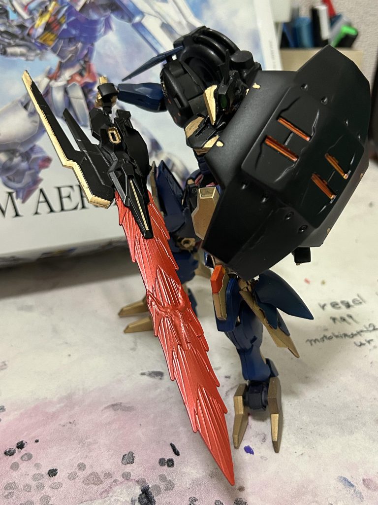 ビームブレイドを構えてる状態です。ちなみにエアリアルのビームライフルのエフェクトパーツを2つ使って、ブレイドにしてます。あとビームサーベルが2本左肩のシールド内に装備してあります。