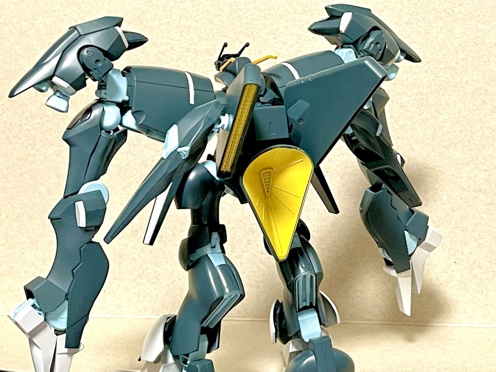 背面側はバイアランのブースターに元々開けられたら穴にファラクトのブースターパーツを挿してます。あと腰にバイアランのブースターを接着してます。