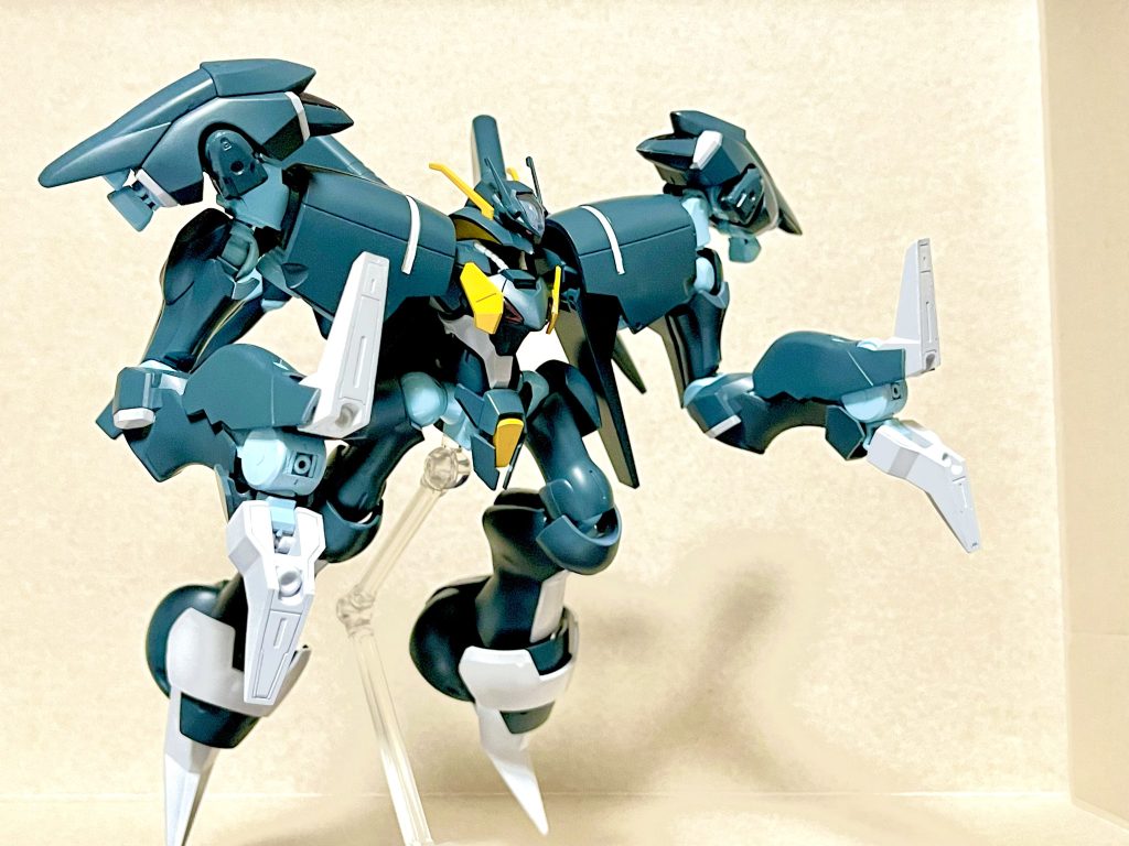 腕についてはファラクトの足を肩関節をいじって無理やり付けてます。ハサミを閉じたままで突き攻撃やハサミを開いてビーム砲やビームサーベルを出せるようにしてます。ベース機をバイアランかバイアランカスタムかどっちにしようかと考えた時に、腕が大型になるので足も少し太かったほうがいいのではと思いバイアランを選択しました。