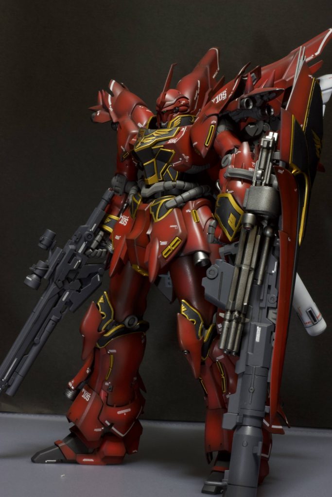 当時小説に付属していたガトリングとバズーカをシールドにくっつけました。ガトリングにHアイズを入れています。なんかやたら左に傾く…塗装はグラデーション塗装してつや消しにしています。