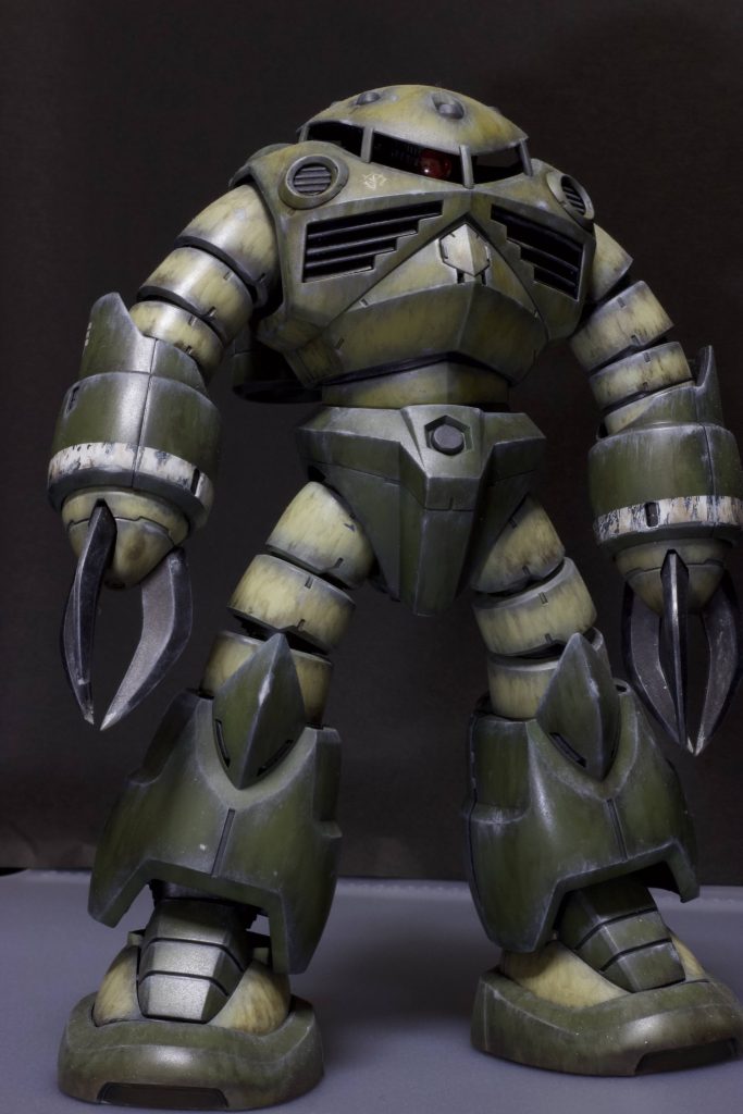 キットをストレートに組んでオリーブドラブ系で塗装してウェザリングしました。16年くらい前の機体の設定なので派手に汚してます。モノアイは動力を失いかけています。