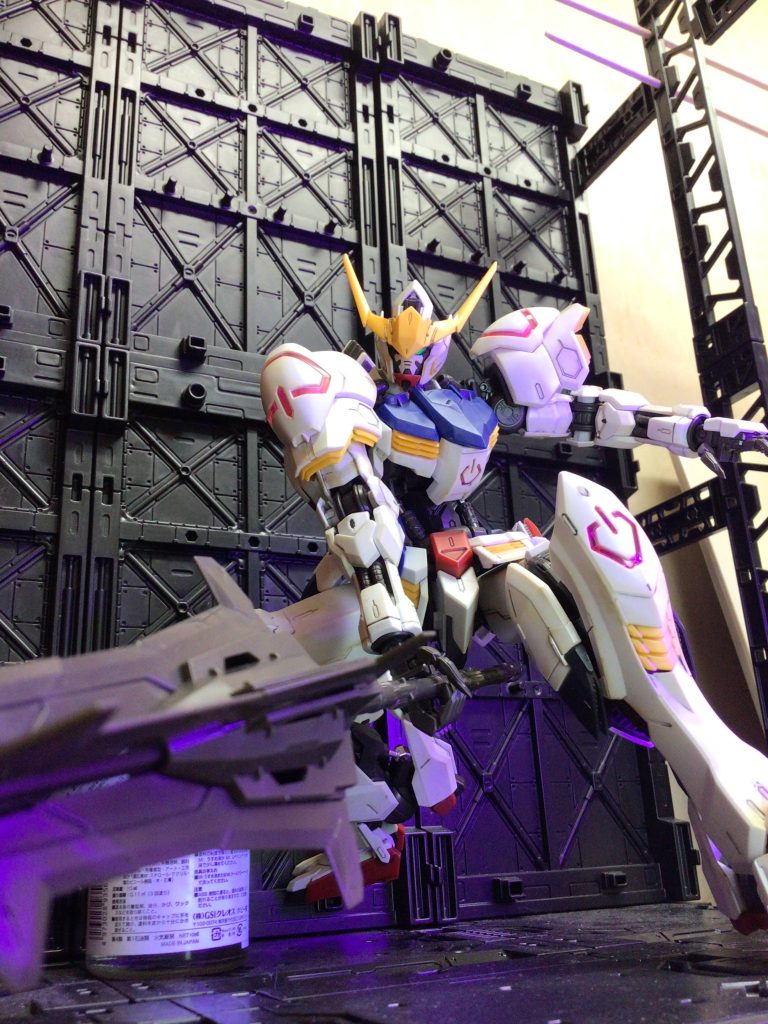 メイスバルバトスと言ったらこれ。MGってポージング難しいんですよねー。自立しなかったから助っ人として塗料君が足を支えておる…