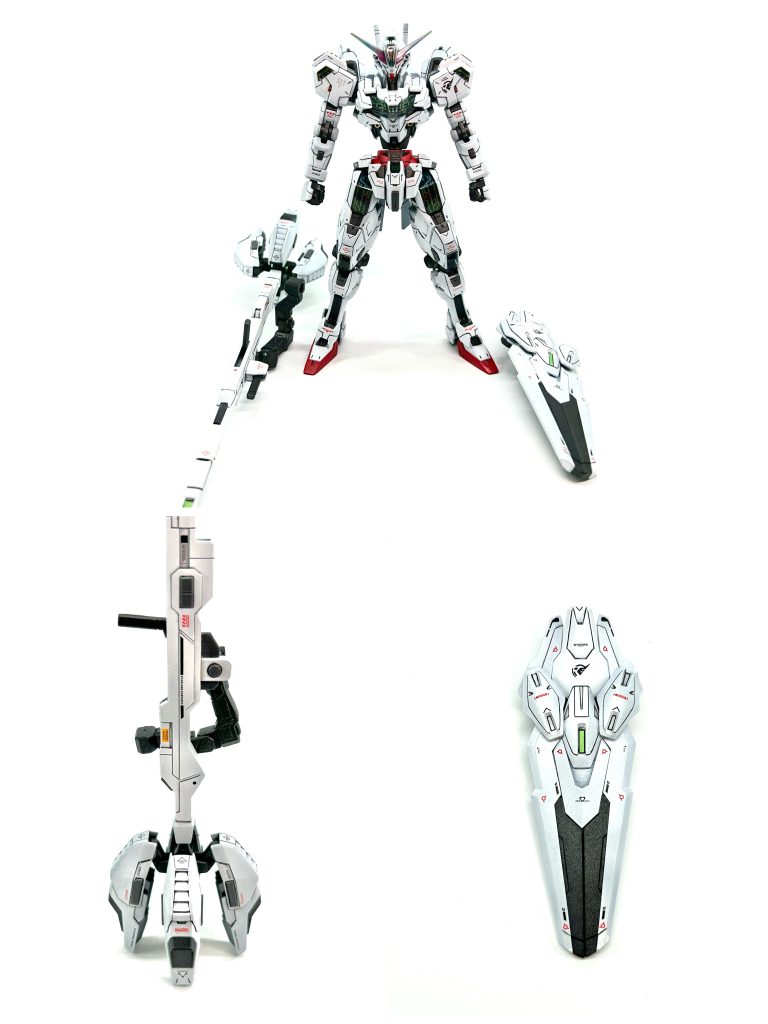 バリアブルロッドライフルは頑張って彫り込みました😆接続アームも非常に分かりにくいですが、肉抜き穴を塞いだ後プラ板を貼ってモールド付けてます。エスカッシャンは一応シールド固定で作りました。よく分からない穴は埋めました、だってシールドに穴なんていらないでしょうが!え!?ガンダムのシールドの穴?あれはシールドじゃありません、投擲武器です!!