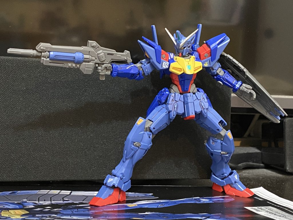 まずは予習として2号機を作成。1号機のカラフルパーツを組み込み。オレンジパーツはマーカーイエローゴールドで、ブレードアンテナはメッキシルバーのお手軽塗装。ゲート処理してないので肩アーマーの跡が目立つ箇所には付属デカール貼って誤魔化しました。この時点ではコート未処理。ところでこの配色、既視感があるんだけど何だ?ブルーデスティニー、イフリート…