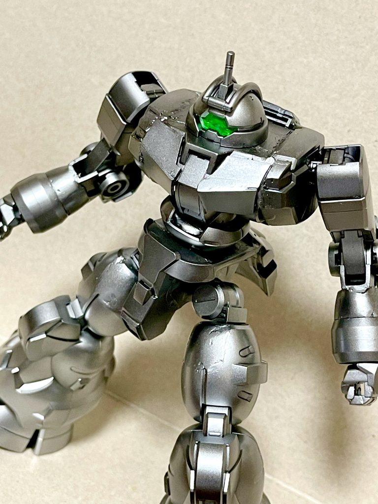 黒サフ吹いてシルバーを塗っただけなんですが、このまま組めばアイアンマンmark2っぽいのではと思い、組み立ててみたところ思ったより悪くなかったです。