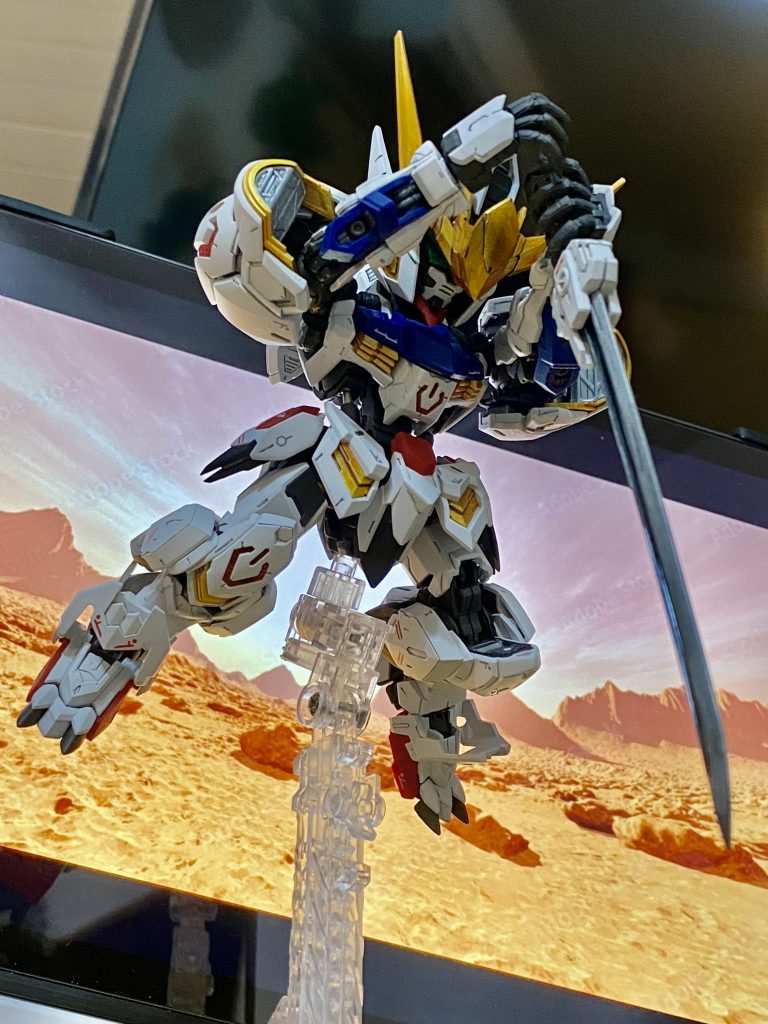 パッケージを手本にポージング。太刀。