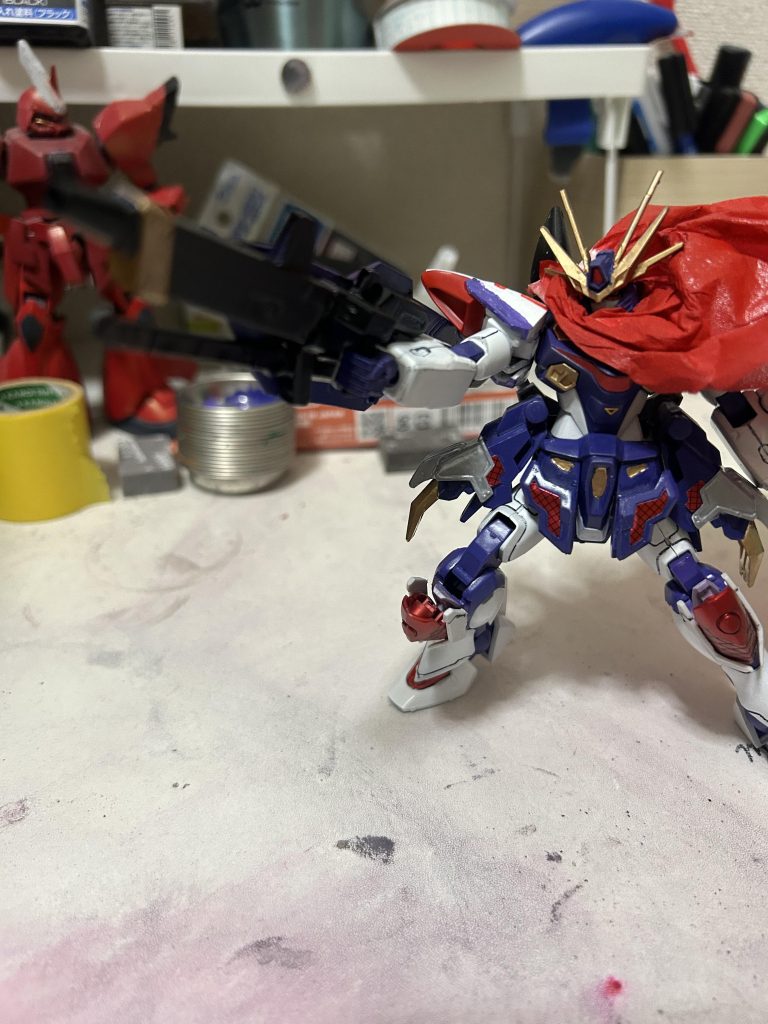 基本武装はまずトリケロスの武装を盾のみにして、ビームライフルのパーツを切除し、種子島雷威銃の銃身の先を切って、取り付けました。ランサーダートは取り外して、刀をマウントさせるところにしました。