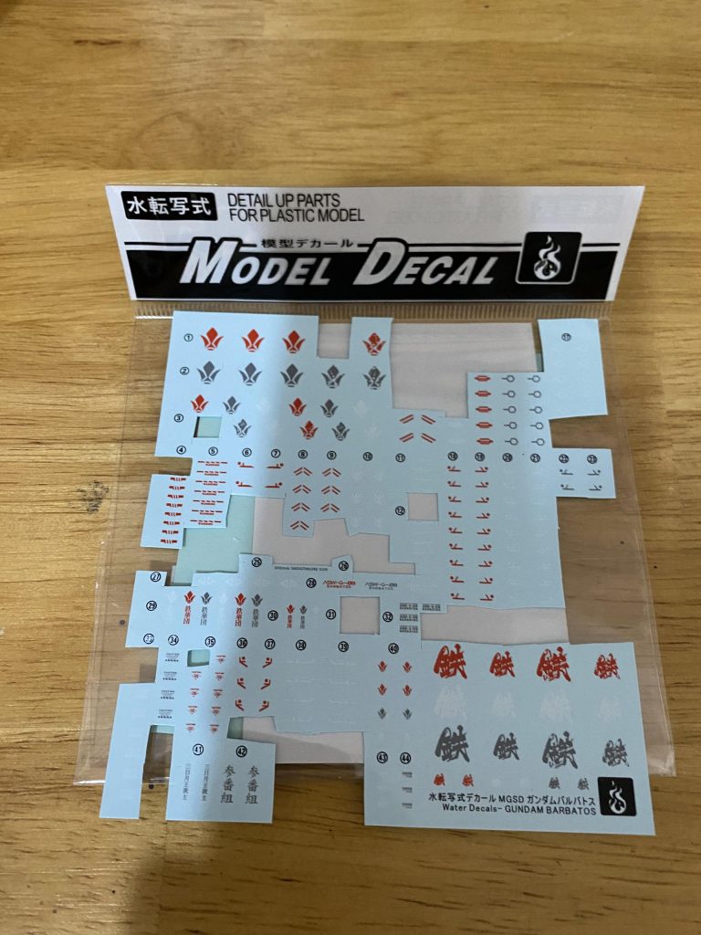 そして今回は付属のシールは使わずに水転写式デカールに挑戦しました。デカール貼るのちょいムズだけど楽しい。貼る箇所のコツとか覚えたい。ところで公式のじゃなさそうだけどアリなのこれ?