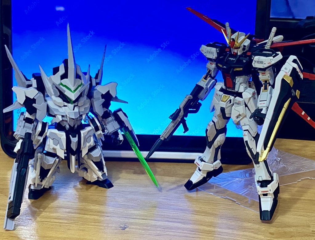 ストライクの前に作成した、ホビージャパンのイクスクレアロールアウトホワイトVar.某S屋にて発見し意外と安かったので勢いで購入。パッケージのイメージとかけ離れたガッツリ薄紫だったので、必殺のマーカーブラックで鬼塗りしてやりました。さらにプレミアムトップコートが切れていたので試しにプレミアムじゃない方を使ってみましたが、思った程マットにならないですね。やっぱプレミアムの力は絶大！