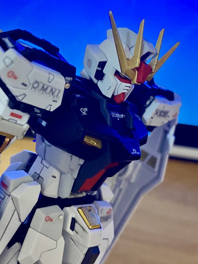 黄色のパーツと褌の蓋はマーカーのホワイトゴールド。あとカメラアイのクリアパーツは裏からホワイトゴールドで塗って、表の縁部分をスミ入れ極細で黒くしました。分かりづらいけど、奥にゴールドが透けてる感じ。脇腹の赤はRX-72-2ガンダムホワイトを筆塗り。サフどころかヤスリもしてなかったので何度も重ね塗りした結果、分厚くなりすぎて凹凸がマイルドに笑思ったより白くないけどグレー系のパーツに近い色味。イメージとは違ったけど、胸から腹にかけてのグラデーションになって白すぎるより逆に良かった説。そして今回の最大の失敗は直立のアンテナ2本を折った事。何かの作業時に手を滑らせて落としちゃいました…接着剤でくっつけて再塗装。無理やりですが遠目から見たら大丈夫と言い聞かせます。