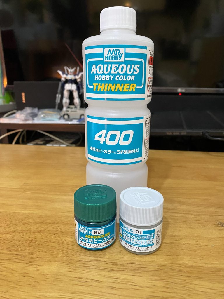 トサカのセンサーとライフルのスコープはメタリックグリーンで塗装。分かりづらい箇所ではあるけど、シールよりいい感じになったと思い込んでます。ネットや大手など、軒並み入荷待ちのうすめ液ですが、近所の模型屋には全然ありました。バルバトスと言い、結構穴場なんじゃなかろうか笑