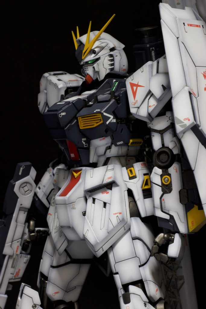 頭部等の筋彫り追加とコクピットブロックの増幅をしています。