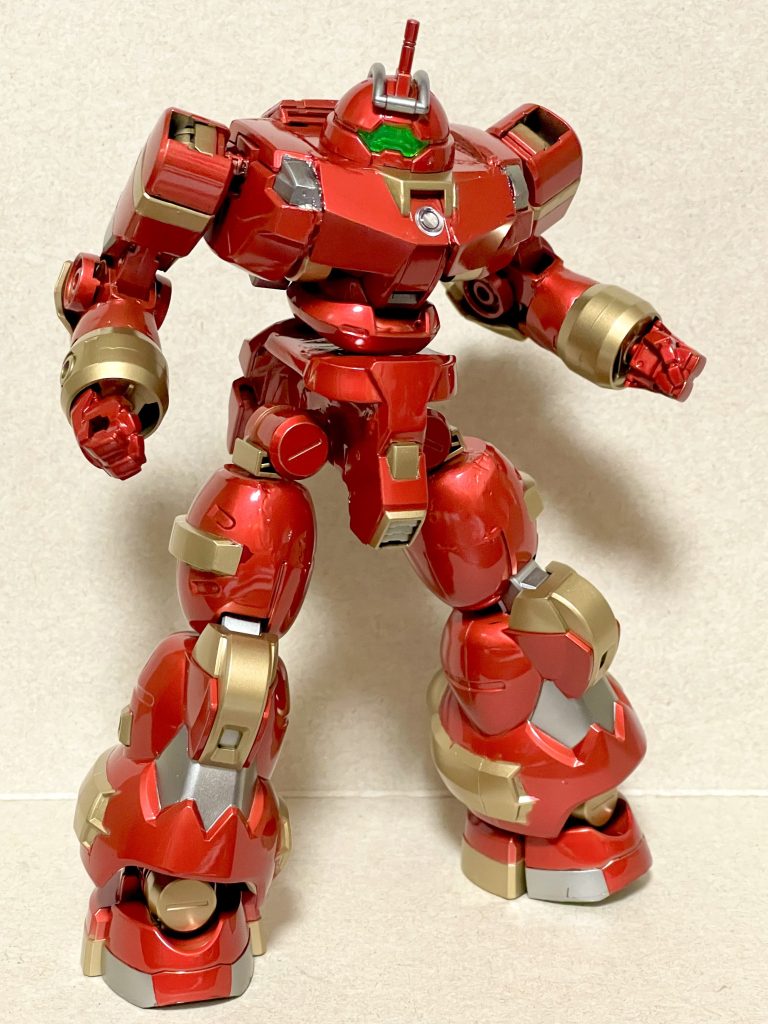 アイアンマンとかハルクバスターの写真と比較しながらなるべくそれっぽくなるように気をつけながら塗装しました。あと、胸にレンズシールを貼ってアークリアクターっぽくしてみました。
