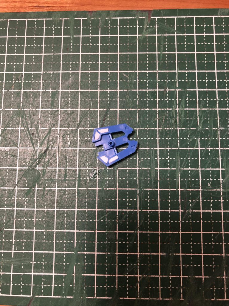 アメイジングエクシア専用のGNソードの裏側や、肩部裏側を隠すようプラ板を貼り付け。プラ板は以前と同様「バッグクロージャー」です。