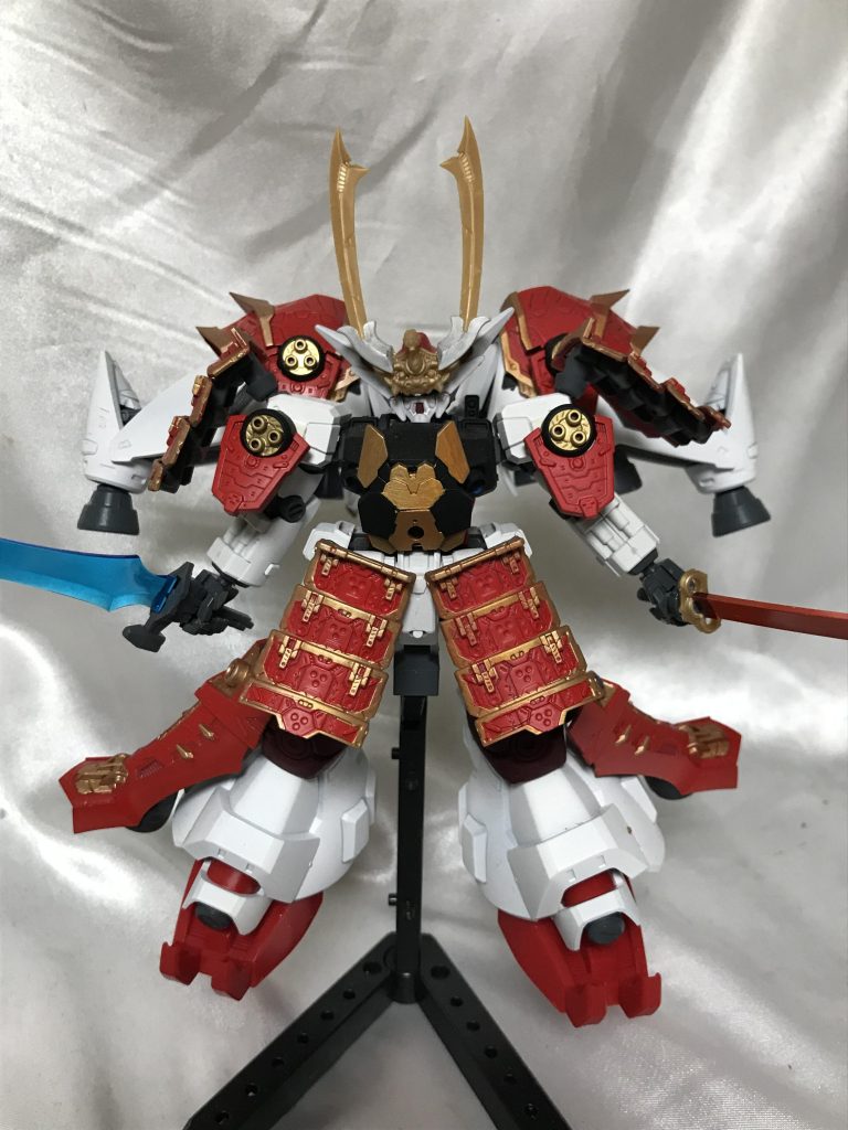 武器は30mmから。見た目にも面白そうな青赤の双剣です。甲冑はつや消し、金部分は半光沢にして実際の甲冑っぽくしてみました。