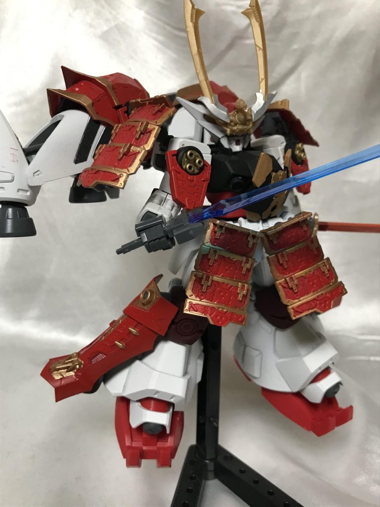 武器が武器なだけに大きく腕を動かすので、バインダーは背中に回して巨大なバックパックに。肩の甲冑はボールジョイントで動かせるので可動を邪魔しません。