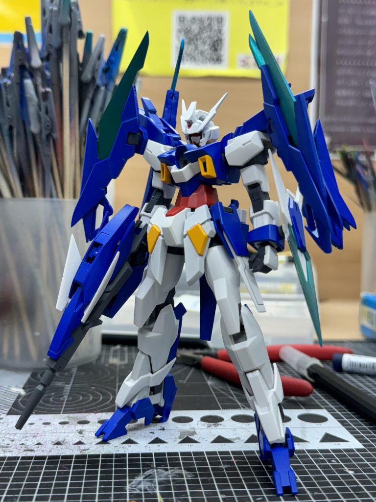 基本塗装が終わった状態。上半身だけ組み立てた時はどうなることかと思いましたが、下半身と武装を付けるといい感じになりました😁