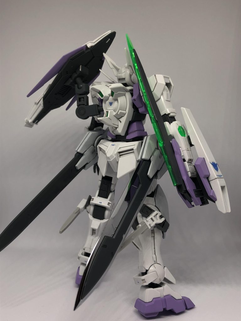 専用ブレイドはアメイジングエクシアのブレイドの一部を分割した後、カラー替え。少し野暮ったく見えるので、再度手を加えるかもしれません。