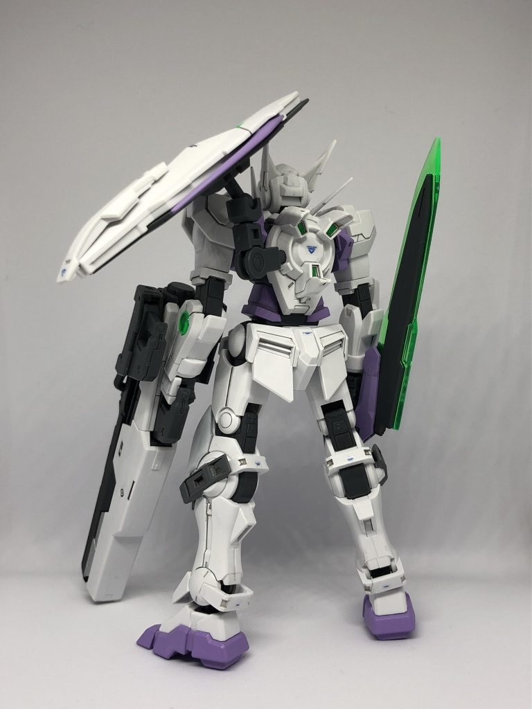 アメイジングエクシアの専用シールドをバックパック部分よりジョイントパーツにて取付け。シールドは天地逆にし、RGエクシアのジャンクパーツを下側に接着しました。