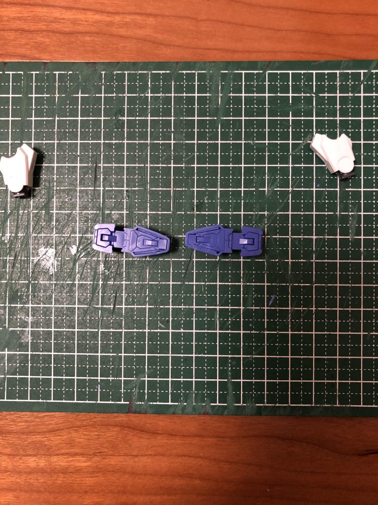 足裏の肉抜き穴は、同色のライナーから削り出したプラ板を貼り、埋めました。