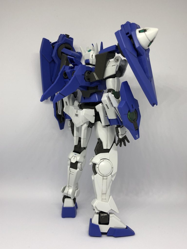 成型色(特に青色)は本当に綺麗です。青色の成型色はそのまま活かし、山吹色をホワイトに塗装しただけの部分塗装で仕上げました。