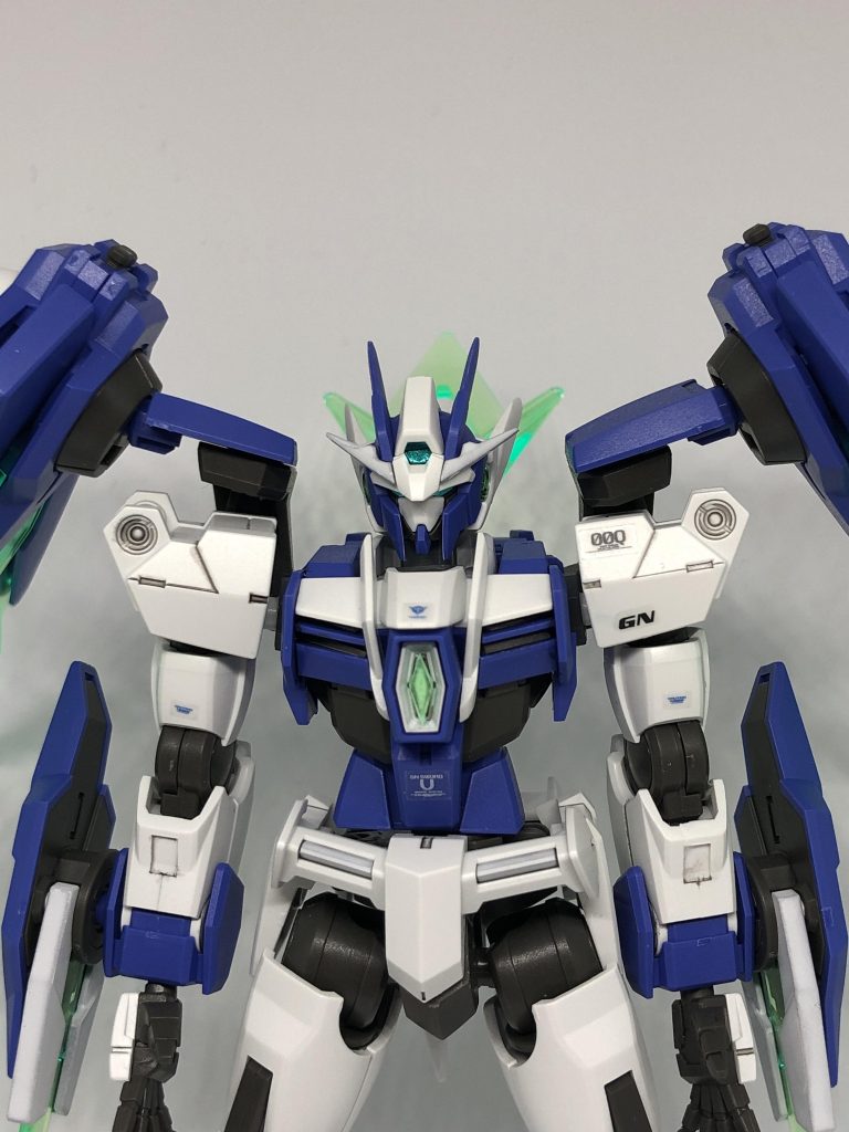 胸部のGNダイダルキャノンに砲口は無いものとして、集光樹脂のライナーから削り出したひし形パーツを中心に貼りました。