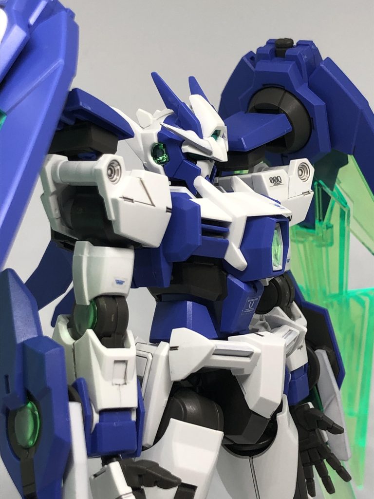 フェイスはへの字スリットを無くし、「00」一期の機体の印象に近づけました。その他の頭部加工はアンテナを尖らせた程度です。