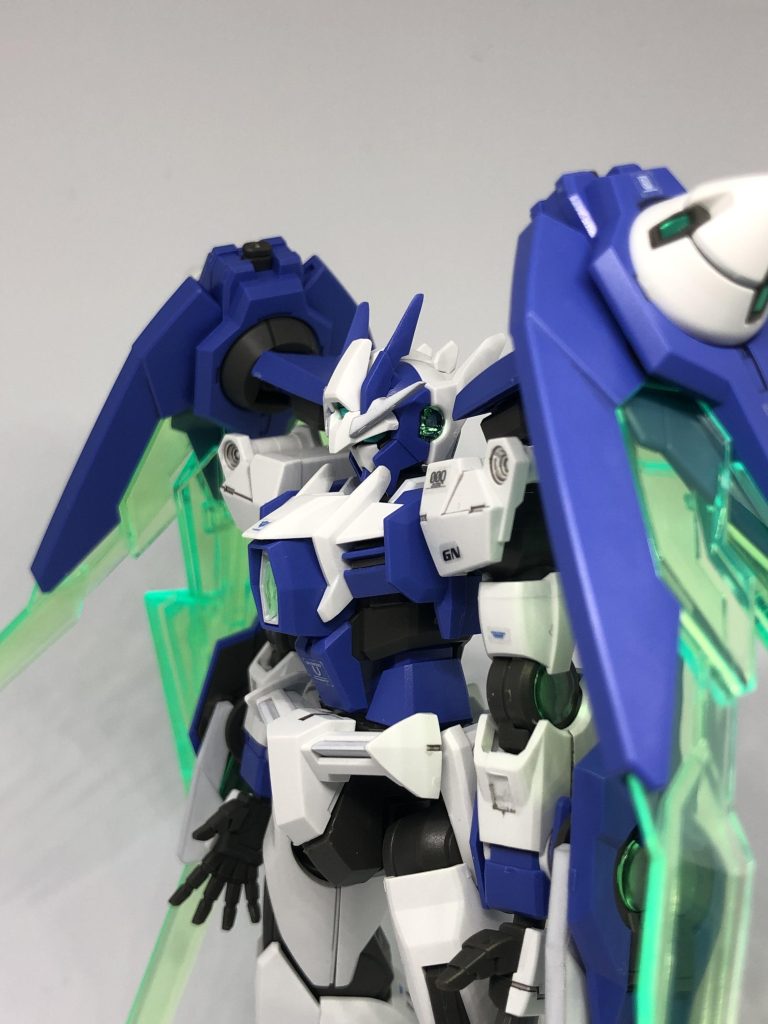 また左右胸部ダクト部分を埋めるよう黒いライナーから切り出したプラ板を埋め込みました。