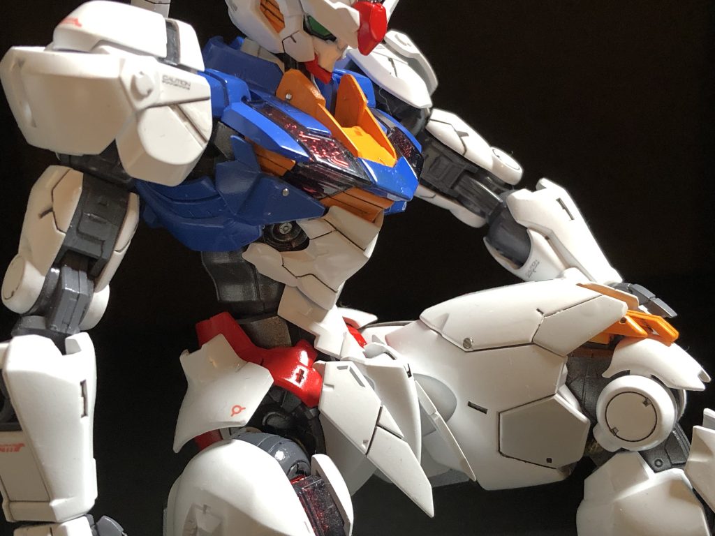 首や腿の装甲部のパーツはアマゾンで購入した「Felimoa メタルマイナスモールド」です。お安いので、おすすめです。胸部分は縁をクリアーレッドにして、ハイキューパーツのメタルパーツを仕込みました。簡単でいいですよね。RGジオングもまだまだこれからなので、コツコツ制作していきます。