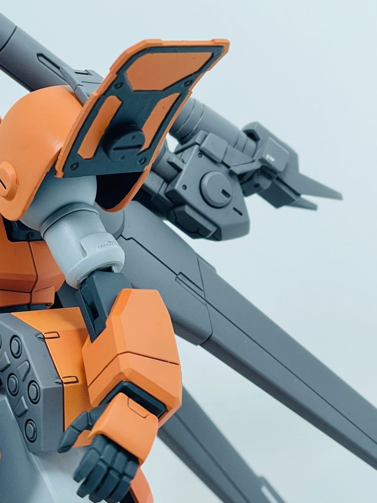 左側面、特徴的な肩アーマー