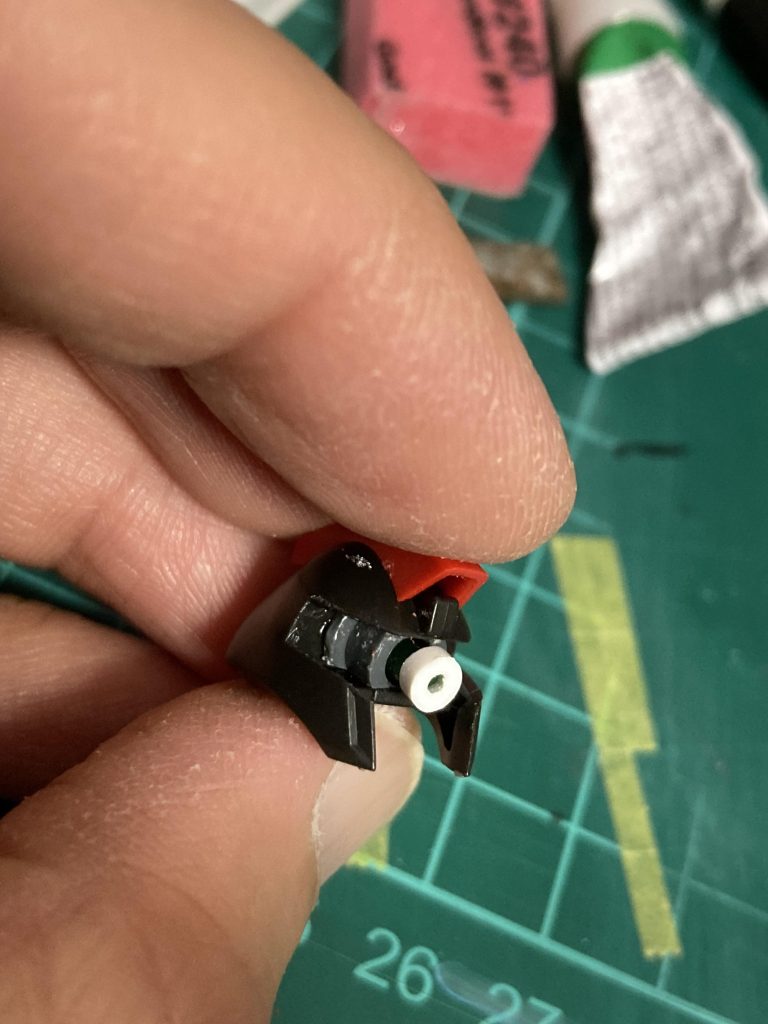 それなりのスペースがあるのでポリキャップをカットしてはめ込みなんかの手首を切り飛ばし、なんかのビームサーベルの発振部を薄く切って接着。サーベルエフェクトも接続部からカットして付ければピンククリアのモノアイが手に入るって寸法よ