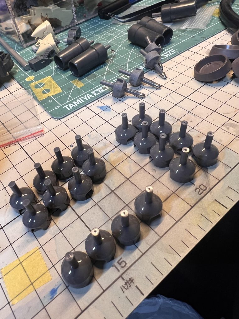 こちらが指のボールジョイント。先端にはメタルパーツを付けて銃口を再現しています。ハイキューパーツさんのEZガンマズルを使用。