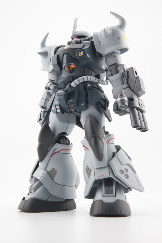 下半身を高機動型ザク地上用にしました。グフの意匠は残したかったので腿と膝はグフカスにしてます。