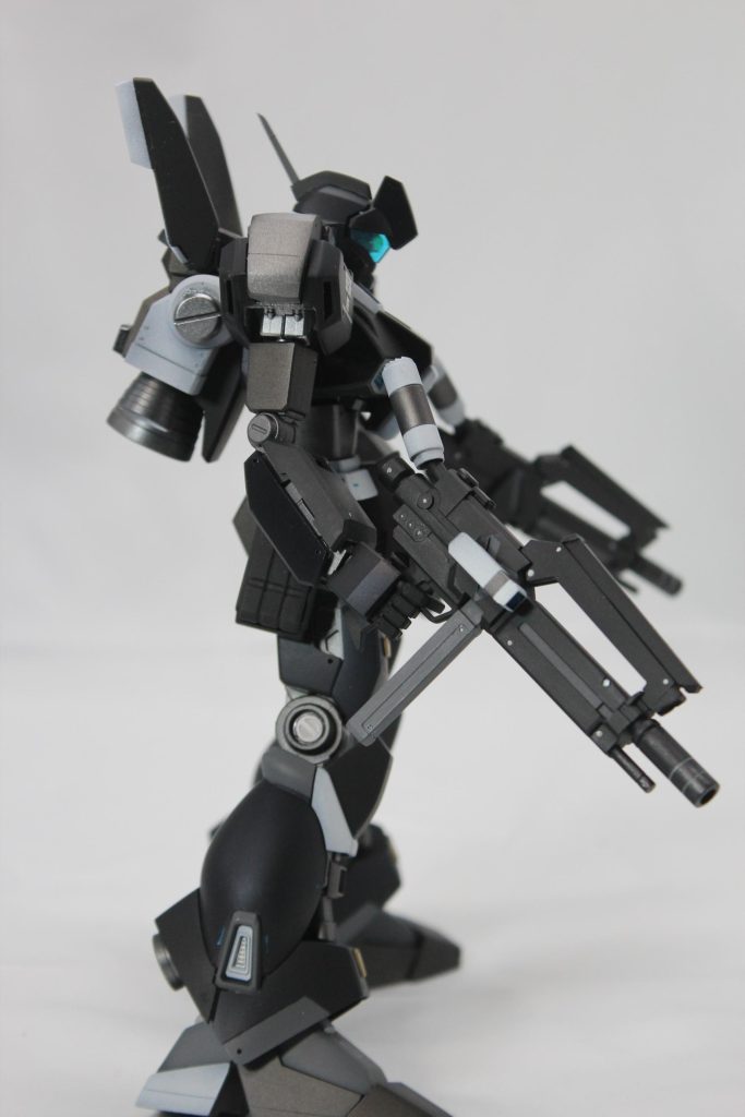 ビームライフルには連射可能にするため補助ジェネレーターを装備。スコープも装備し命中率アップ。