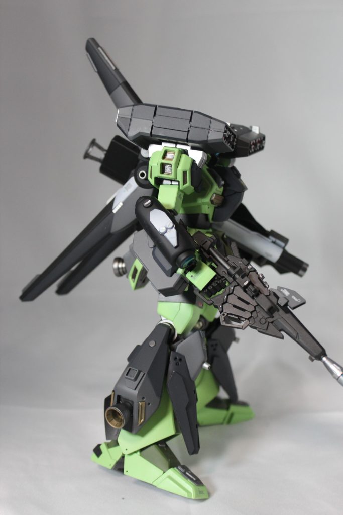 ディテール密度が元からすごいのでプラ板を追加して塗り分けをしました。