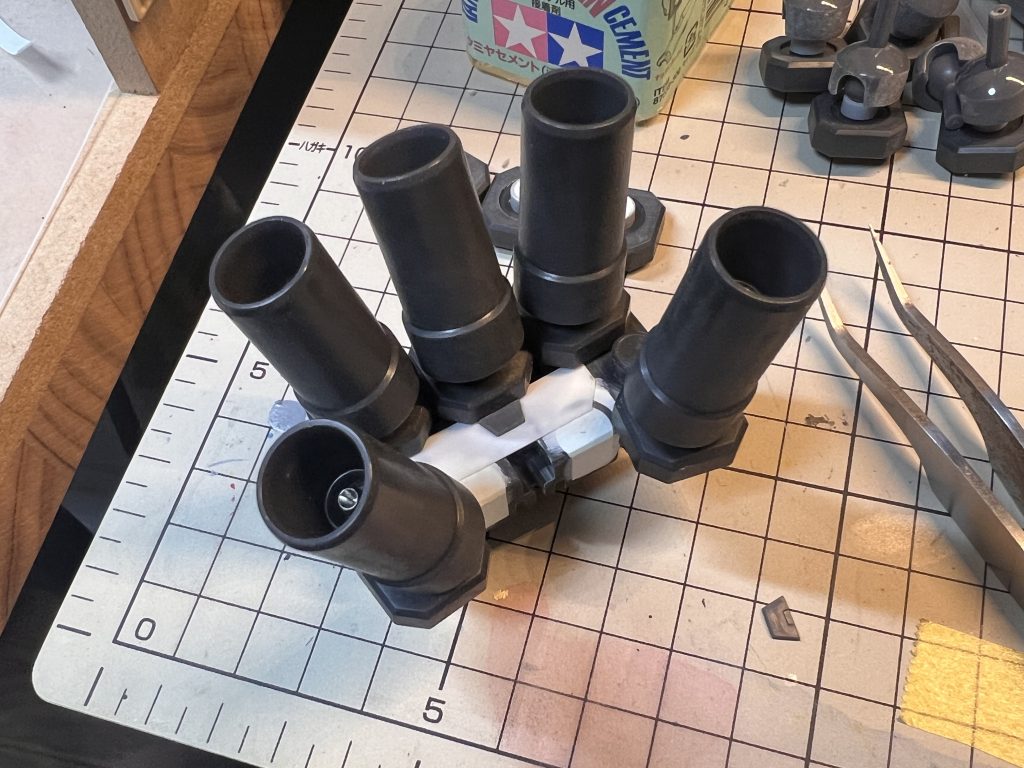 合計30本の指にはボールジョイントを仕込んでいるので全て可動します。左右の手だけ大きく開くようにロール軸を追加してます。そしてビットの展開部分に合わせて一つ一つ筋彫りを…