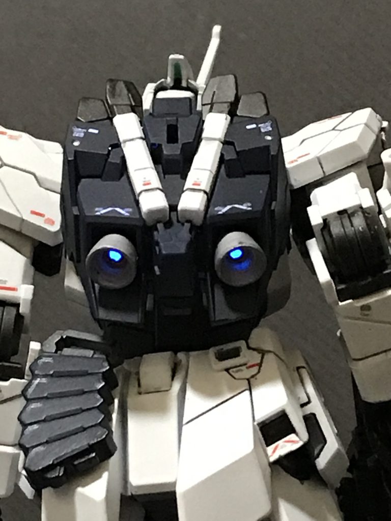 バックパックはネイビーブルーと黒を調色し塗装。ノズルはセンター部を蛍光クリアーで塗装し、青く発光します。