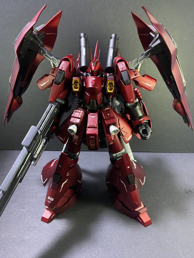 基本的にはいつもの引くことを知らない盛盛カスタマイズです。正面からの見た目はクインマンサモチーフに。赤部分の塗装は、キャンディ塗装に艶消しを吹いてみました。初めてやってみましたが落ち着いた感じになって良きですね。